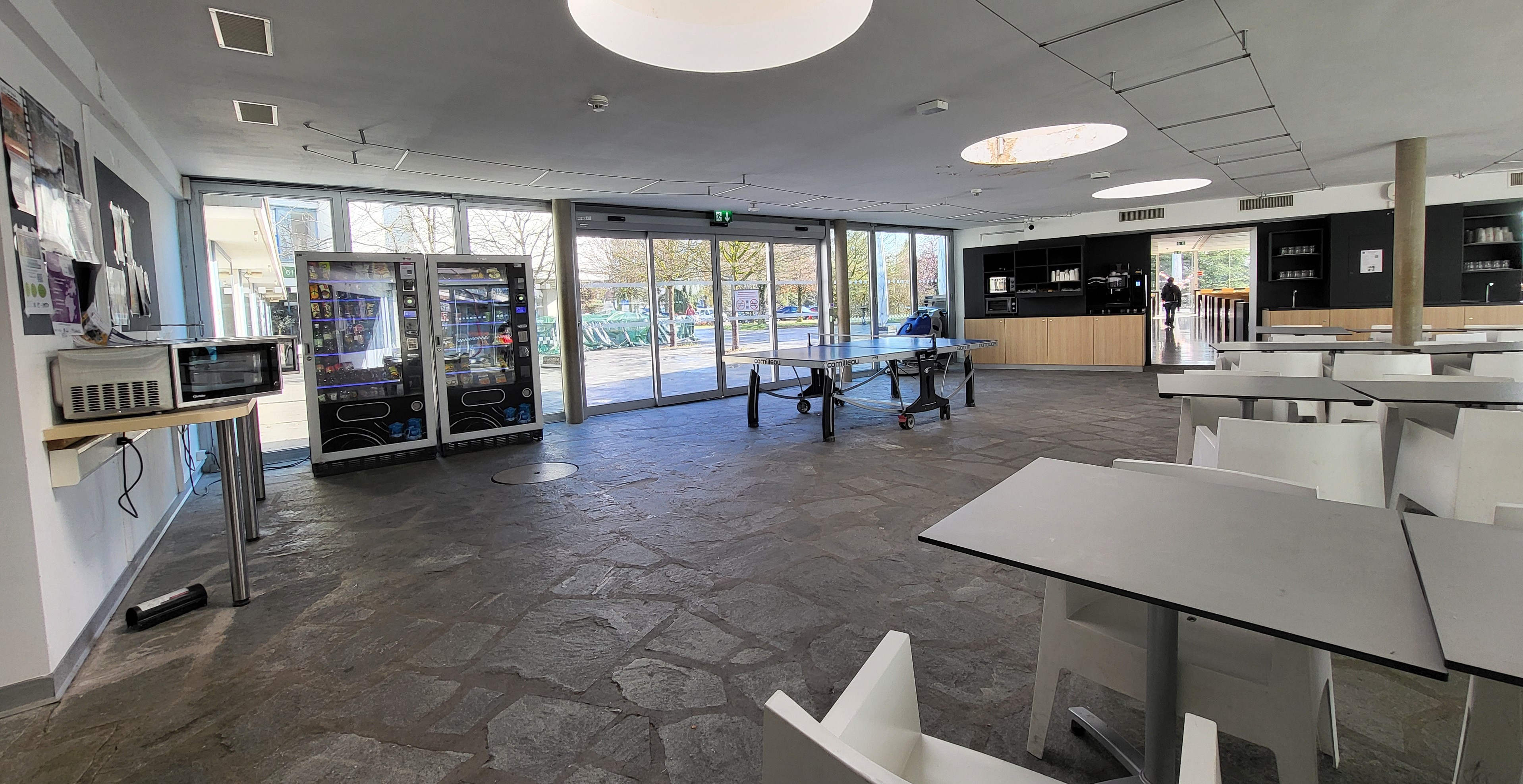 Image of the 24/7 break area with microwave oven, table tennis, vending machines, etc.